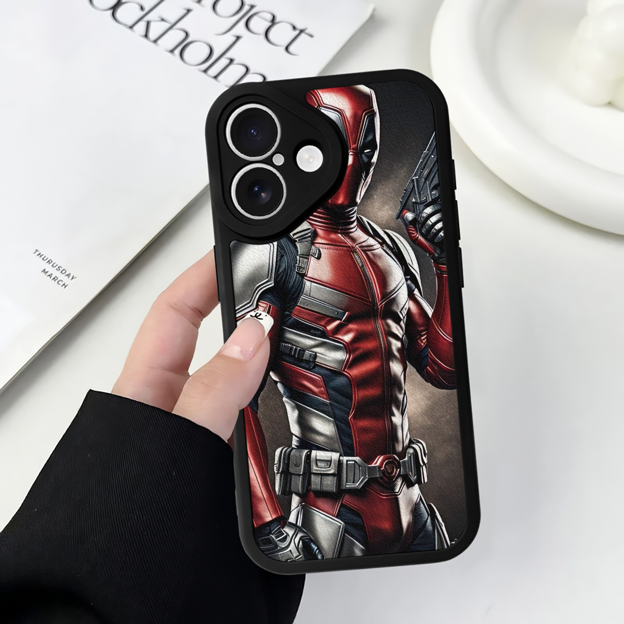 （画像用） Deadpool デッドプール 【iPhone 16シリーズ対応】シリコンスマホケース（レザー調） 材質：シリコン
